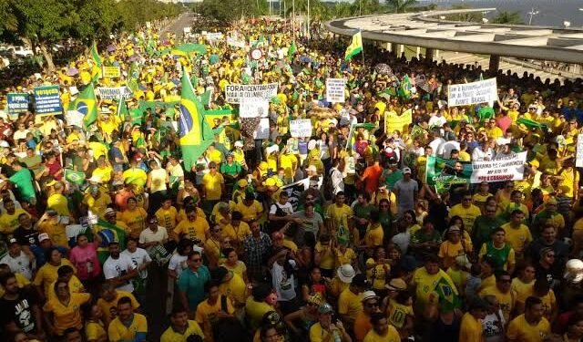 Movimento bolsonarista mobiliza apoiadores e exige atenção redobrada no trânsito da Ponta Negra, em Manaus