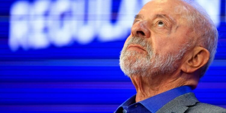 Lula acusa Globo de favorecer Flávio Bolsonaro após almoço com cúpula da emissora