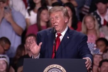 Em comício, Trump é interrompido por protestos e tenta esclarecer polêmica