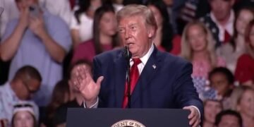 Em comício, Trump é interrompido por protestos e tenta esclarecer polêmica