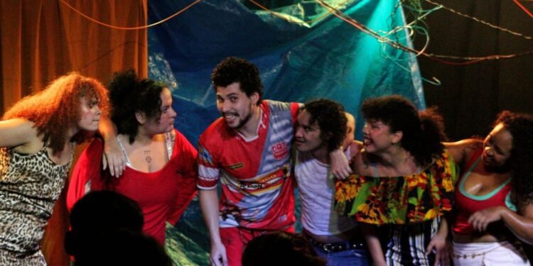 Teatro da Instalação recebe espetáculo gratuito sobre morte e luto nesta sexta