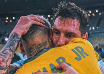 Neymar homenageia Messi antes da despedida da seleção argentina