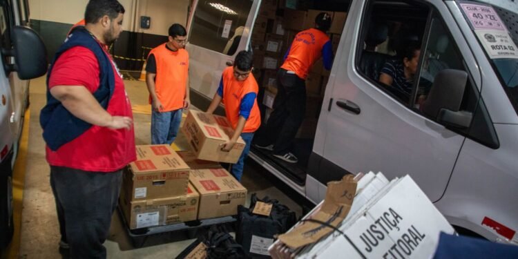 TRE-AM inicia distribuição de mais de 4 mil urnas para o segundo turno