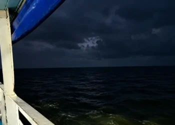 Temporal repentino transforma viagem de barco em momentos de tensão nas proximidades de Manacapuru