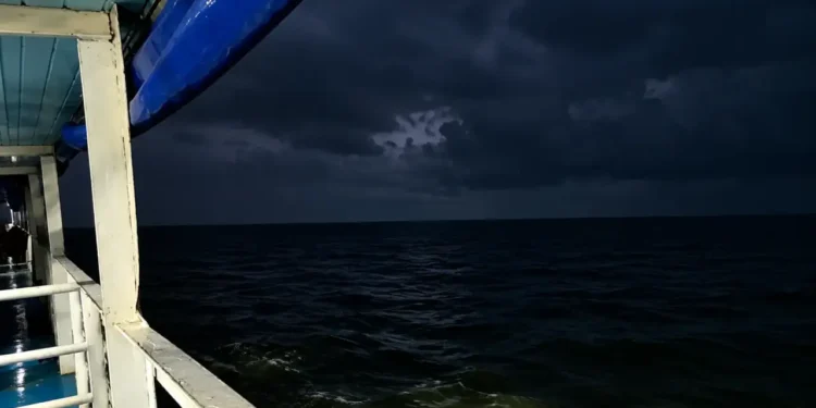 Temporal repentino transforma viagem de barco em momentos de tensão nas proximidades de Manacapuru