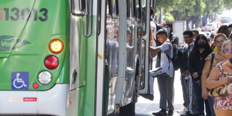 Passe livre nas eleições: ônibus de Manaus serão gratuitos no domingo; veja horários e regras