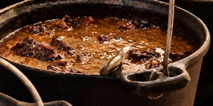 Feijoada celebra a culinária brasileira e reúne famílias e amigos em Manaus