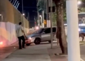 Homem é atropelado por ônibus ao tentar escapar após suspeita de furto em Vitória; vídeo