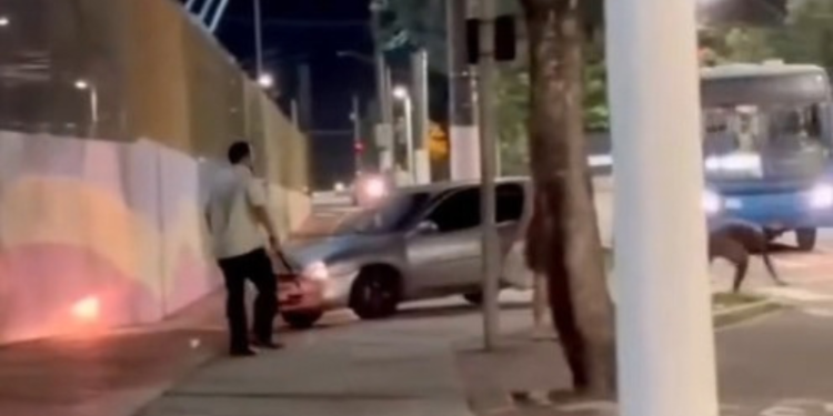 Homem é atropelado por ônibus ao tentar escapar após suspeita de furto em Vitória; vídeo