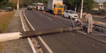 Carro fica destruído após bater em poste e deixa casal em estado grave na zona oeste de Manaus