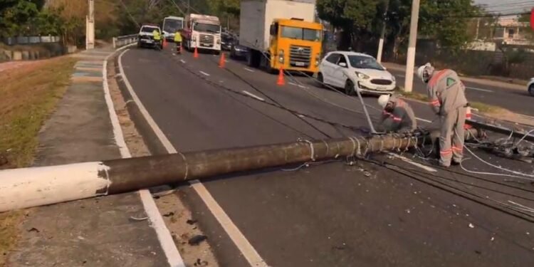 Carro fica destruído após bater em poste e deixa casal em estado grave na zona oeste de Manaus