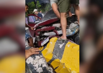 Batida contra barreira de concreto deixa carro destruído na Avenida Coronel Teixeira