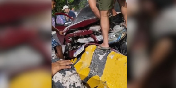 Batida contra barreira de concreto deixa carro destruído na Avenida Coronel Teixeira