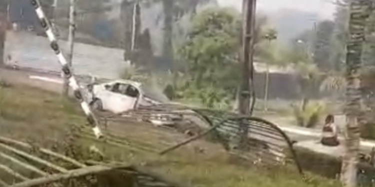 Carro sai da pista, derruba muro e invade condomínio na zona oeste de Manaus