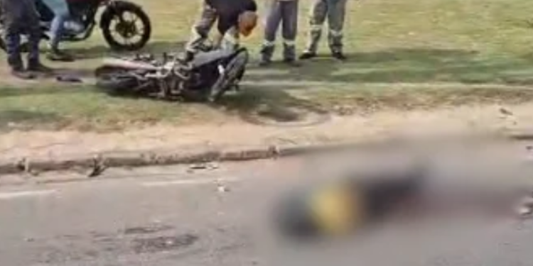 Motociclista morre em colisão com carreta em frente à fábrica da Samsung, em Manaus