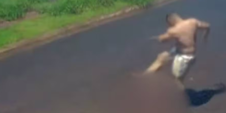 Homem espanca com chutes e arrasta companheira no meio da rua