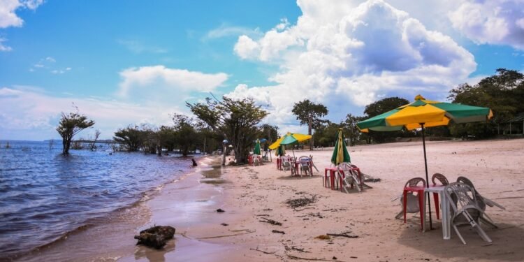 Turismo no Amazonas cai 15% em agosto; guias relatam impacto da fumaça nos passeios