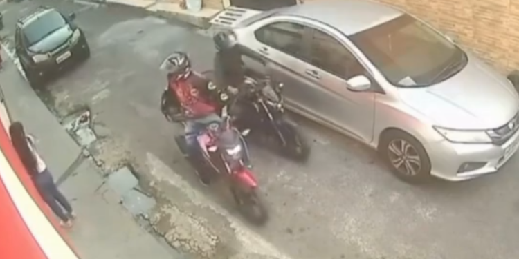 Mulher escapa de tentativa de assalto ao correr para dentro de casa em Manaus