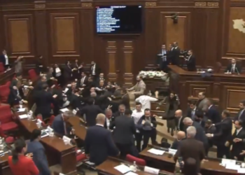 Plenário vira cenário de pancadaria na Armênia: deputados trocam socos e cadeiras são arremessadas; VEJA VÍDEO