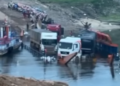 Balsa afunda com caminhões a bordo e agrava bloqueio na BR-319 durante estiagem no Amazonas