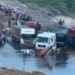 Balsa afunda com caminhões a bordo e agrava bloqueio na BR-319 durante estiagem no Amazonas