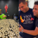Borracheiro realiza sonho e compra carro após juntar moedas de R$ 1