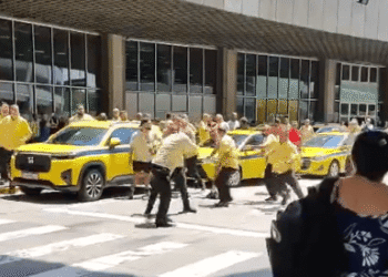 Taxistas do RJ trocam socos e agressões no Galeão após troca de ponto