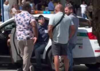 Brasileiro é preso nos EUA por se passar como agente do ICE em local de votação em Miami