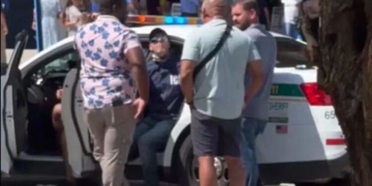 Brasileiro é preso nos EUA por se passar como agente do ICE em local de votação em Miami