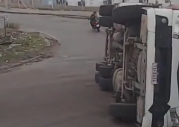 Carreta tomba perto de terminal portuário e causa transtornos no trânsito da zona sul de Manaus