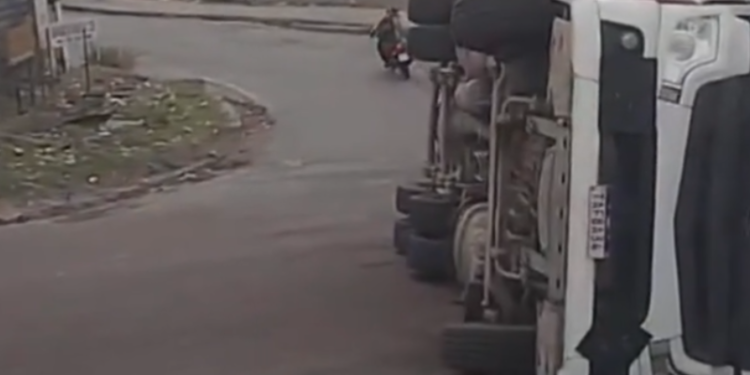 Carreta tomba perto de terminal portuário e causa transtornos no trânsito da zona sul de Manaus