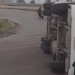Carreta tomba perto de terminal portuário e causa transtornos no trânsito da zona sul de Manaus