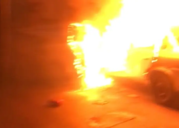 Incêndio durante a madrugada reduz carro a destroços no Novo Aleixo, em Manaus