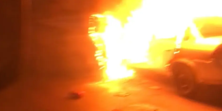 Incêndio durante a madrugada reduz carro a destroços no Novo Aleixo, em Manaus