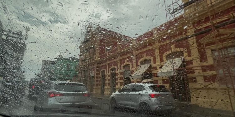Chuva marca a madrugada em Manaus; veja como fica o clima nesta terça
