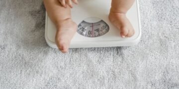 OMS lança primeiras diretrizes para tratar obesidade infantil; entenda