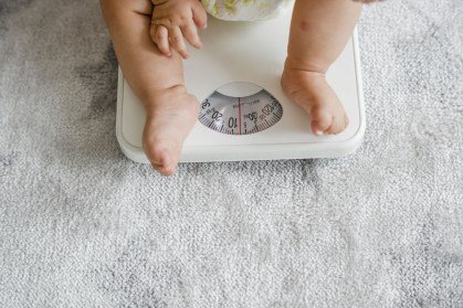 OMS lança primeiras diretrizes para tratar obesidade infantil; entenda