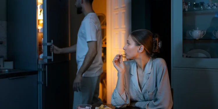 Comer tarde da noite pode aumentar o risco de doenças hepáticas
