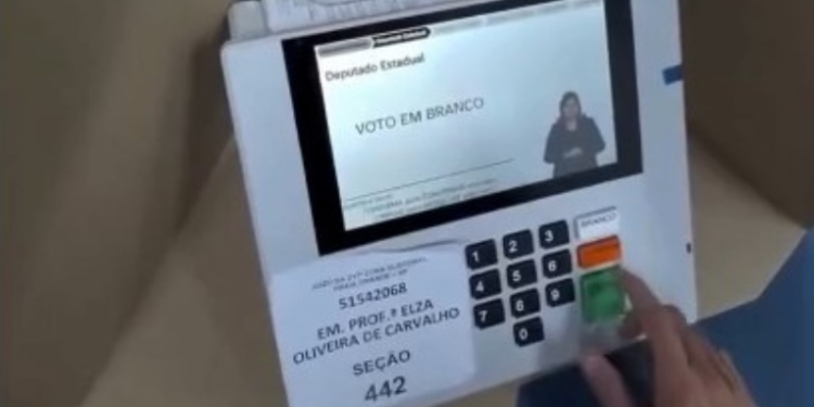 Eleitor grava próprio voto com óculos inteligentes e caso chama atenção da Justiça Eleitoral