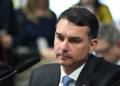 TSE manda Flávio Bolsonaro apagar vídeo falso sobre drogas em ato pró-Lula na Paulista