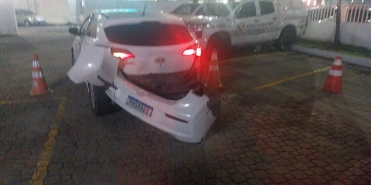 Fuga termina com carro destruindo entrada de delegacia após motorista embriagado perder o controle em Manaus