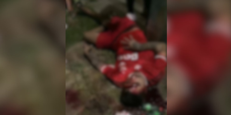 VÍDEO: homem é perseguido por dupla armada e morto a tiros em campo de futebol em Manaus