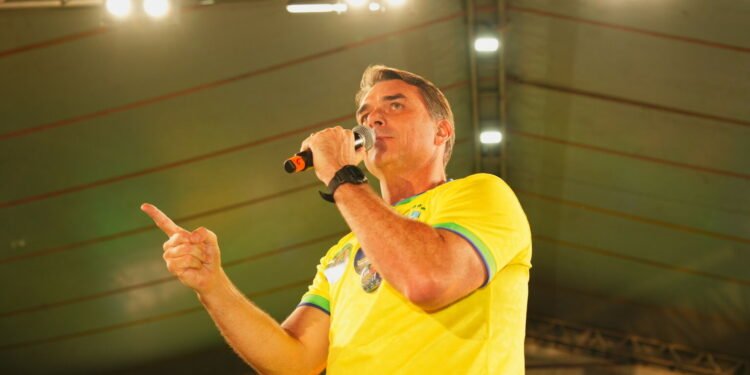 PF verifica possível saída de Flávio Bolsonaro do Brasil após notícia sobre viagem à Argentina