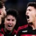 Flamengo tem pênalti no último lance, vence Atlético-MG e volta à liderança