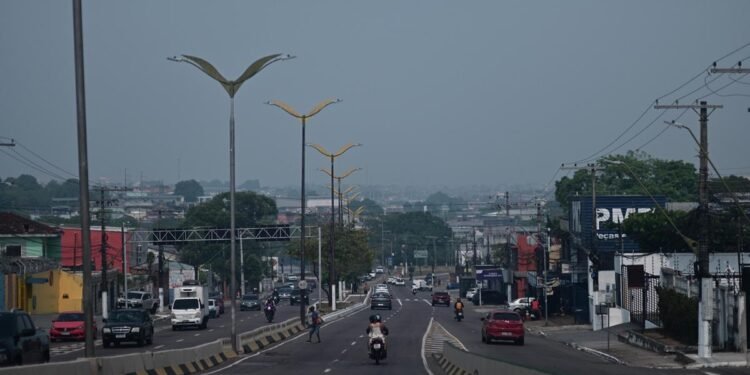 Fumaça força suspensão de aulas da rede municipal e do turno matutino da rede estadual em Manaus