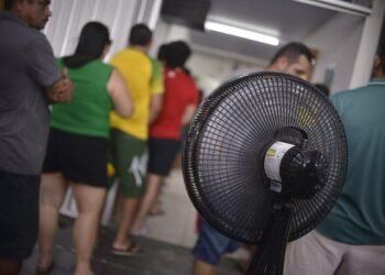 Calor excessivo faz eleitores passarem mal nas filas de espera para a votação, em Manaus