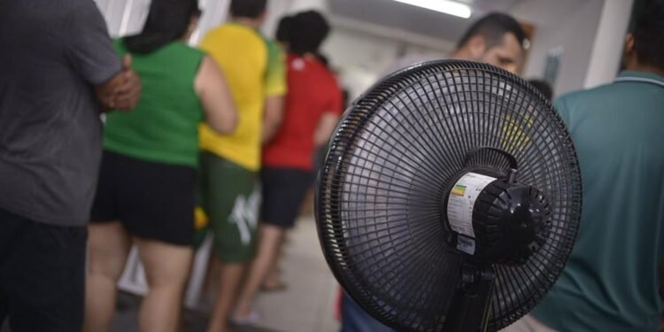 Calor excessivo faz eleitores passarem mal nas filas de espera para a votação, em Manaus