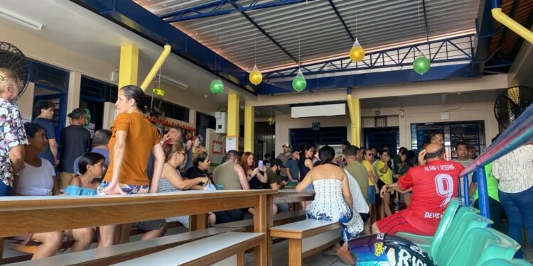 Falta de energia provoca calor e filas em escolas da zona sul de Manaus durante votação