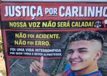 Caso Carlos André: famílias cobram justiça em frente a fórum