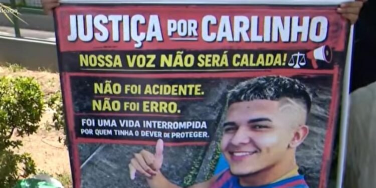 Caso Carlos André: famílias cobram justiça em frente a fórum